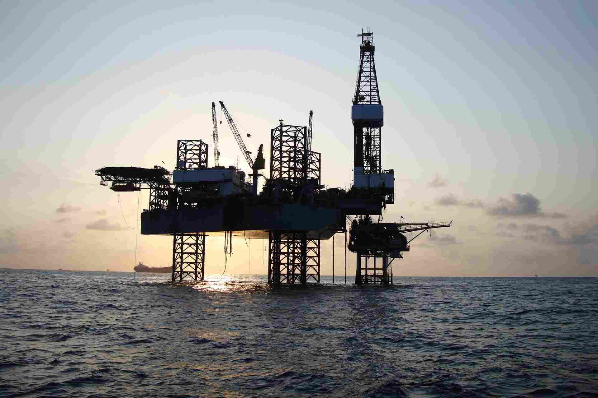 WCU: Gold and oil looking for a floor while gas spikes