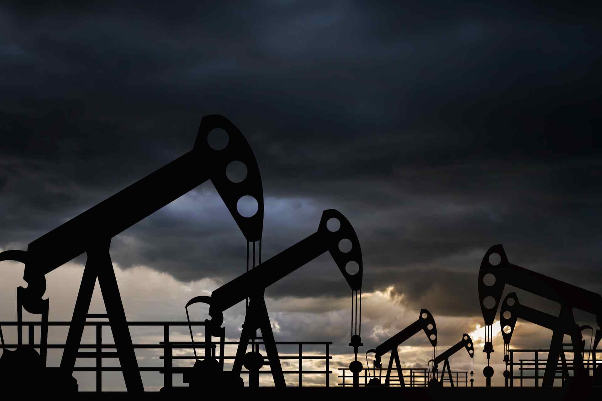 WCU: Commodities roll over on macro concerns
