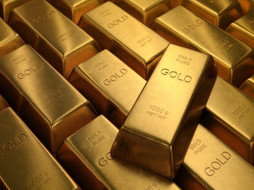Gold suffers loss of momentum amid dollar and yield strength