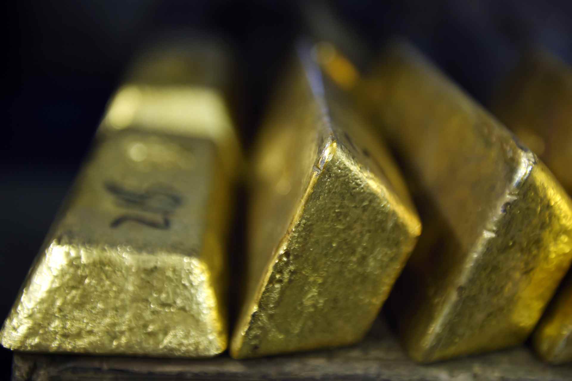Gold rangebound with short-term risk skewed to downside