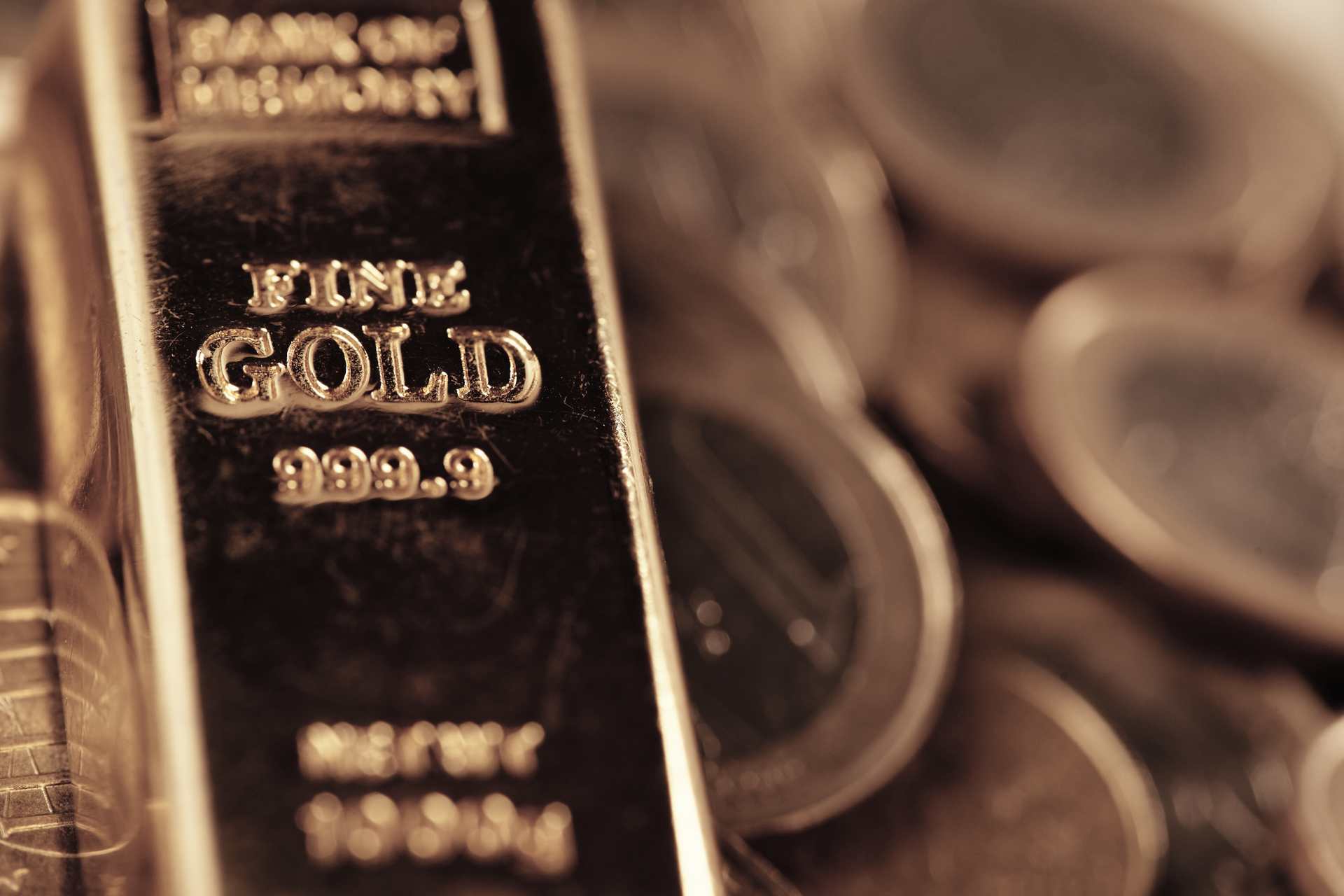 Spiking yields send gold lower towards key support