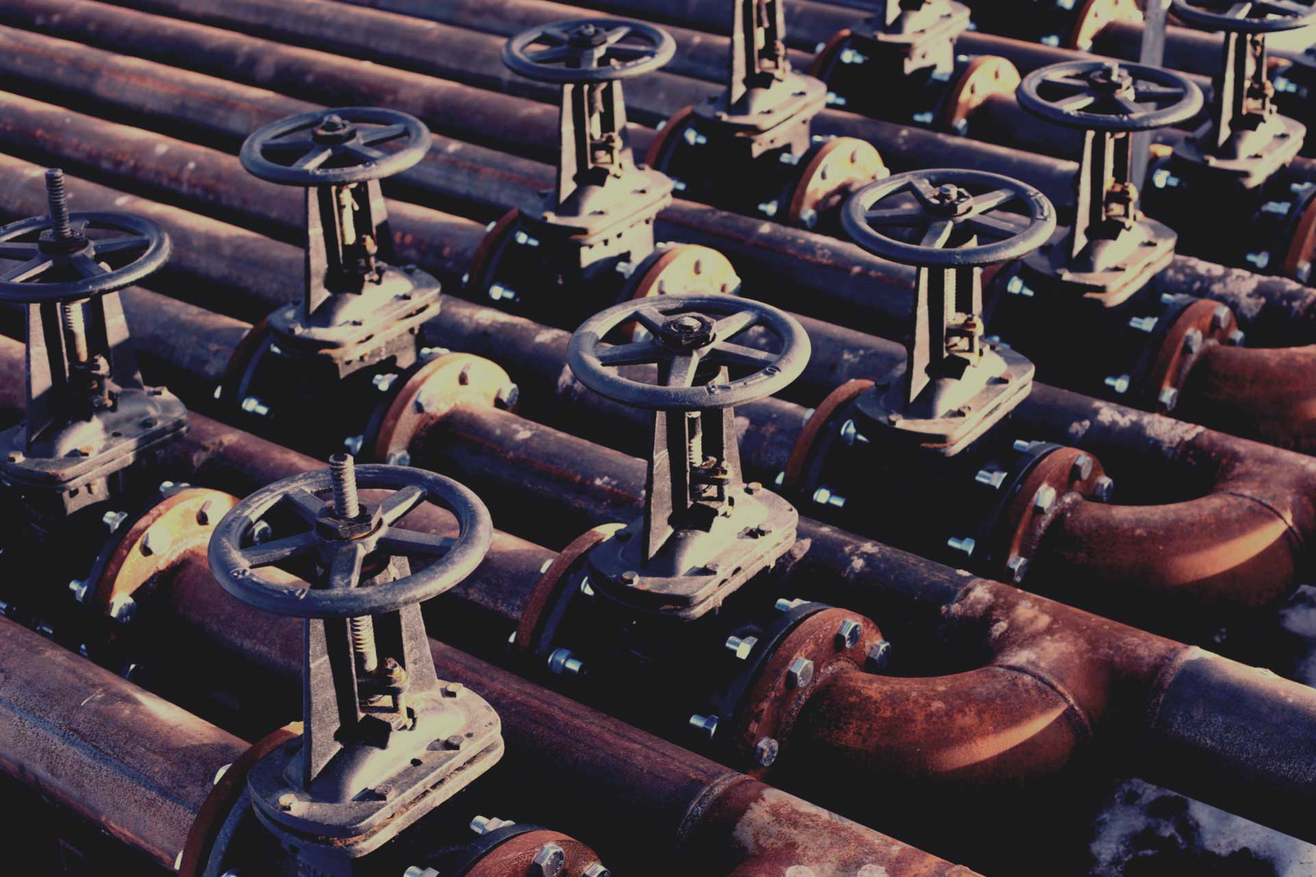 Commodity Weekly: Oil bounces but risk of tank tops still weighing