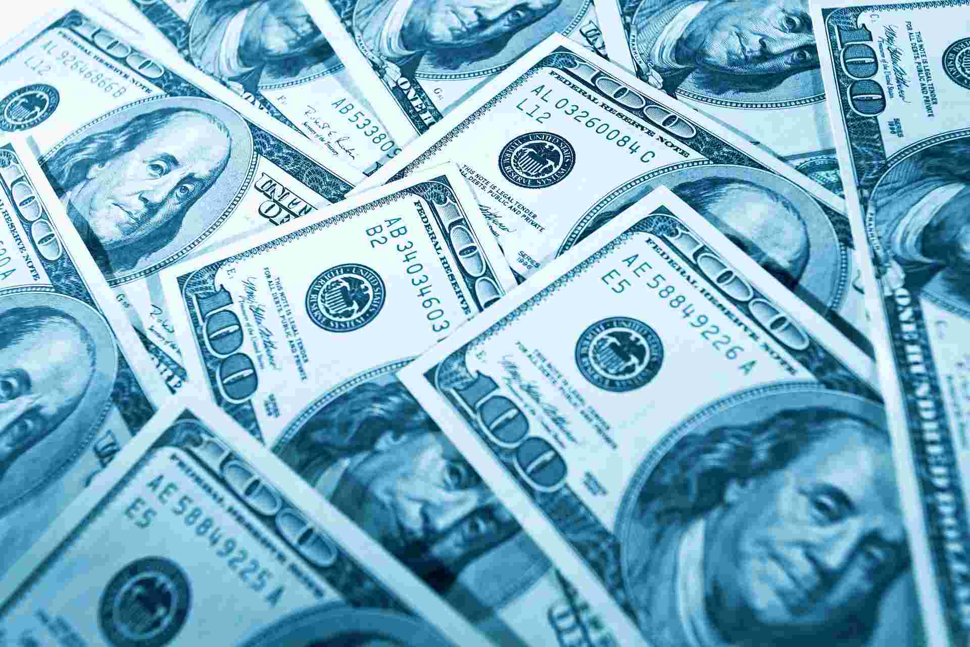 Szczyt stóp Fed nie oznacza końca mocnego dolara – analiza makro / FX